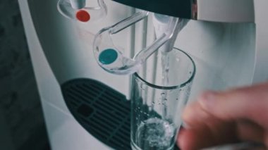 Temiz Su, Su Soğutucusundan Bardağa dökülüyor