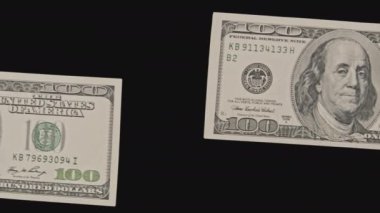 Alpha Channel ile Erkek Ellerinde 100 Dolarlık İki Banknota