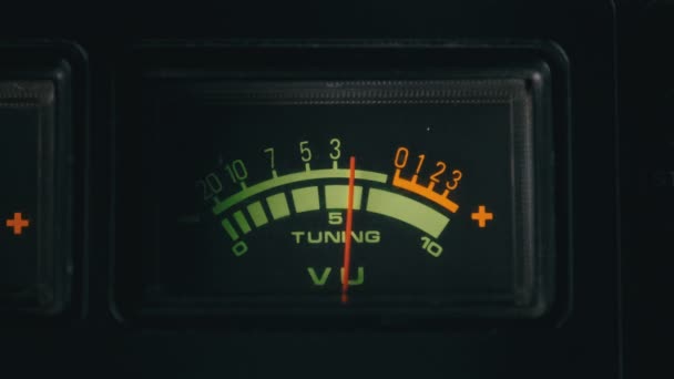 Pijl VU Meter op Tape Recorder, Vintage analoge indicator — Stockvideo