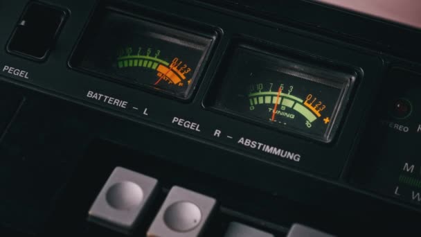 Analoga VU mätare på svart färgad Stereo bandspelare, Pilen Indikatorer — Stockvideo