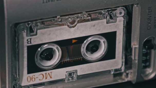 Casete de audio en la grabadora que se reproduce y gira — Vídeo de stock