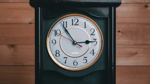 Seta do relógio vintage girar às 15: 00 ou AM, volta completa das mãos do tempo, Timelapse — Vídeo de Stock