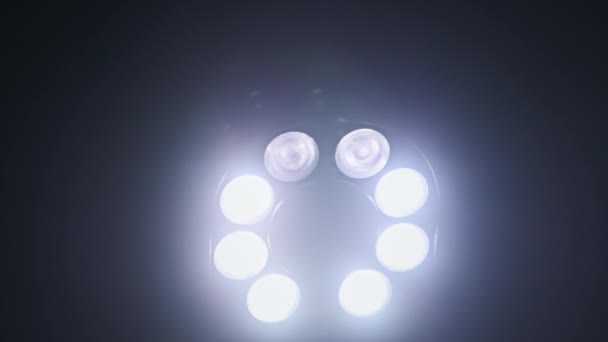 CCTV-Kamera mit eingeschaltetem hellen LED-Licht dreht sich nachts — Stockvideo