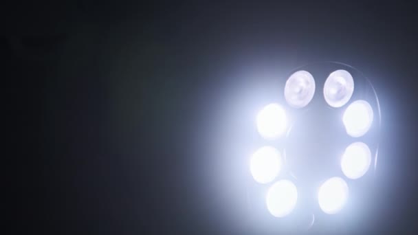 Cámara CCTV con ledes brillantes girados y luz infrarroja gira por la noche — Vídeos de Stock