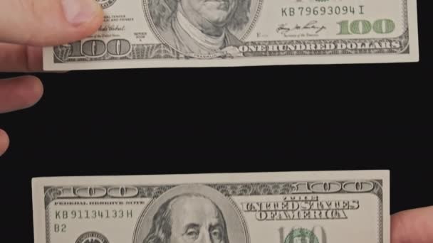 Две банкноты по 100 долларов в мужских руках с каналом Альфа — стоковое видео
