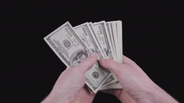Erkek Eller Alfa Kanallı 100 Amerikan Doları Banknotlarını Sayıyor
