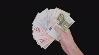 Erkek El Gösterisi Alpha Channel 'da Avrupa' nın çeşitli banknotlarının hayranı