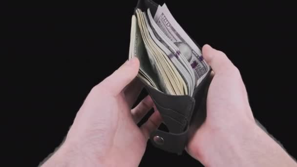 Mains masculines Afficher un portefeuille noir plein de billets de 100 dollars sur Alpha Channel — Video