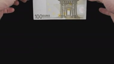 Erkek Eller Alfa Kanalı ile Tepeden Aşağıya 100 Euro 'luk bir banknot Göster