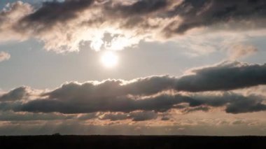 Gökyüzünde Günbatımı Katmanlı Bulutlar Arasında, Zaman Ayarı