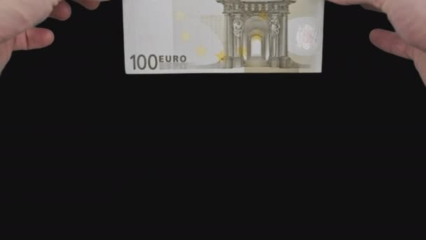 As mãos masculinas mostram uma nota de 100 euros de cima para baixo com o canal Alpha — Vídeo de Stock