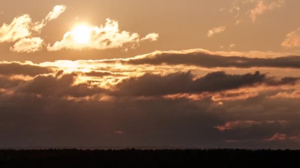 Puesta de sol en el cielo a través de nubes en capas, Timelapse — Vídeo de stock