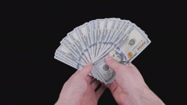 Erkek Elleri Alfa Kanalı ile Bir sürü 100 Dolarlık Fatura Tutuyor