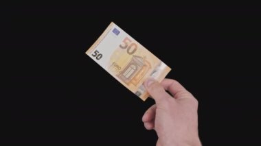 Erkek El Alfa Kanalı ile 50 Euro 'luk banknot gösteriyor