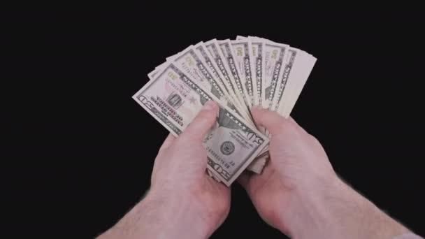 Mãos masculinas segurando um ventilador de um lote de 50 dólares contas com canal alfa — Vídeo de Stock