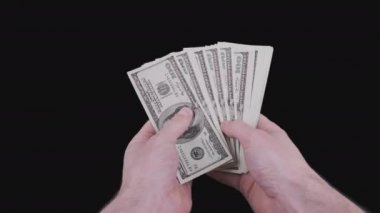 Erkek Eller Alfa Kanallı 100 Amerikan Doları Banknotlarını Sayıyor