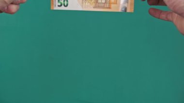 Erkek Eller Yeşil Ekranda Tepeden Dibe 50 Avroluk Banknota Gösteriyor
