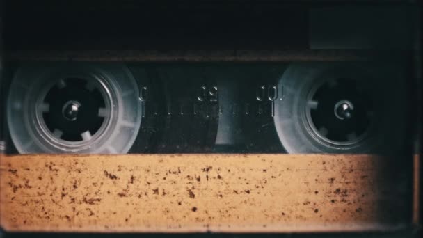 Casete de audio amarillo vintage tocando en la cubierta de una vieja grabadora de cinta — Vídeos de Stock