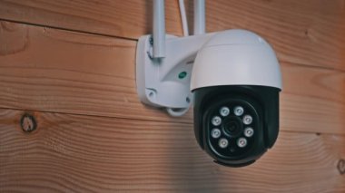Güvenlik Kamerası Gözetleme Tahta Arkaplanda Dönüyor