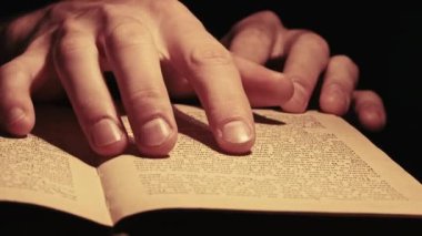 Atmosfer Altında Eski Bir Kitap Okuma Sarı Lamba Işığı