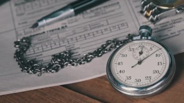 Antika Kronometre Eski Belgeler ve Saniyelerle Ahşap Masada Yatar