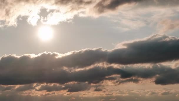 Sonnenuntergang am Himmel durch geschichtete Wolken, Zeitraffer — Stockvideo