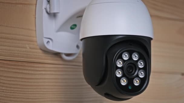 Cámara CCTV rota y sigue el objeto, Cámara de seguridad, Vigilancia — Vídeo de stock