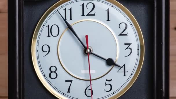 Timelapse of Vintage Clock Arrow Rotar a las 4 PM o AM, giro completo de las manos del tiempo — Vídeos de Stock