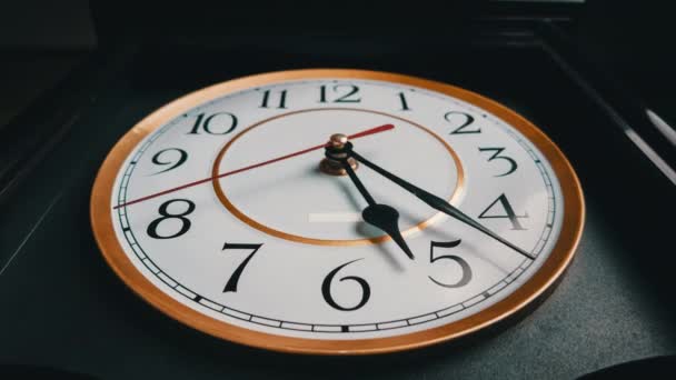 Vintage Klok Pijl Roteren om 5 tot 6 uur of AM, Full Turn of Time Hands, Timelapse — Stockvideo