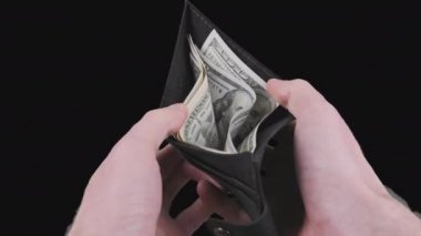 Erkek Eller Alfa Kanalı 'nda Üzerinde Birkaç Dolar Faturası Olan Kara Cüzdanı Gösteriyor