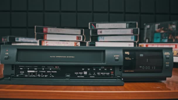 Uitwerpen VHS tape cassette van VCR-speler — Stockvideo