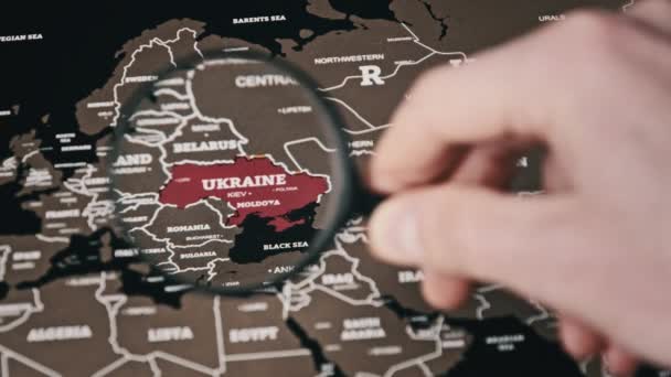 Ukraina pada Peta Dunia Under Magnifying Glass — Stok Video