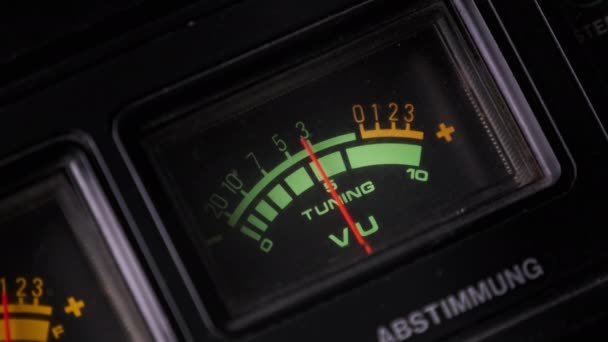 Pijl VU Meter op Tape Recorder, Vintage analoge indicator — Stockvideo