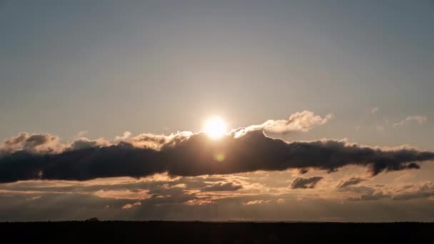 Coucher de soleil dans le ciel à travers des nuages stratifiés, Timelapse — Video