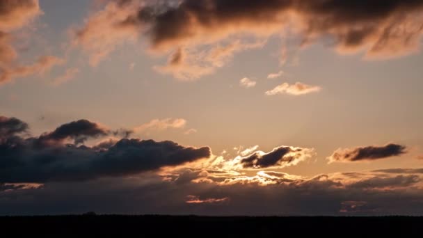 Sonnenuntergang am Himmel durch geschichtete Wolken, Zeitraffer — Stockvideo