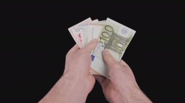 Erkek Eller Alfa Kanalı ile bir sürü Euro 'luk banknot sayıyor.