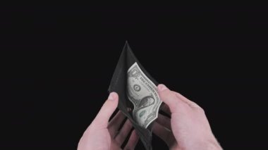 Erkek Eller Alfa Kanalı 'ndaki boş bir siyah cüzdandan bir dolar çıkarır.