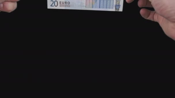 Manos masculinas muestran un billete de 20 euros de arriba a abajo con canal alfa — Vídeo de stock