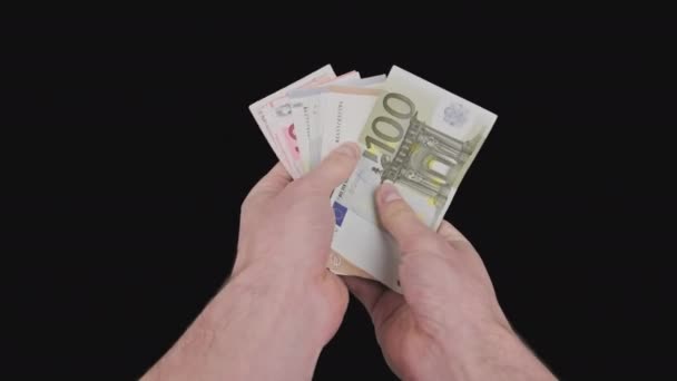 Mannelijke handen tellen veel Euro facturen van verschillende denominaties met Alpha Channel — Stockvideo