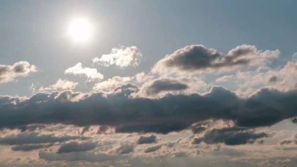 Puesta de sol en el cielo a través de nubes en capas, Timelapse — Vídeo de stock