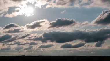 Gökyüzünde Günbatımı Katmanlı Bulutlar Arasında, Zaman Ayarı