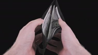 Erkek Eller Alfa Kanalı 'nda 100 Dolarlık banknotları olan Kara Cüzdanı Gösteriyor