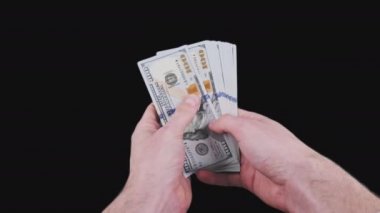 Erkek Eller Alfa Kanallı 100 Amerikan Doları Banknotlarını Sayıyor