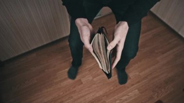 Genç Adam Para Dolu Cüzdanı Gösteriyor