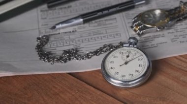 Antika Kronometre Eski Belgeler ve Saniyelerle Ahşap Masada Yatar