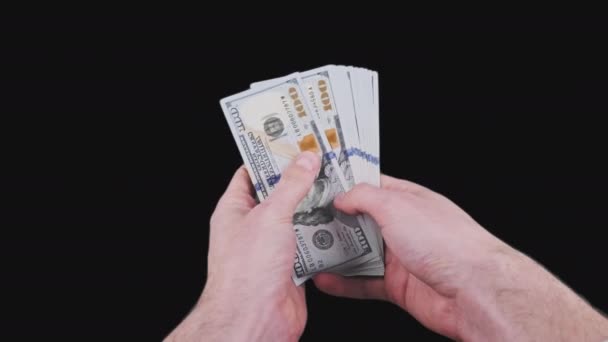Las manos masculinas cuentan Lote de 100 dólares americanos Ventilador de billetes con canal alfa — Vídeo de stock