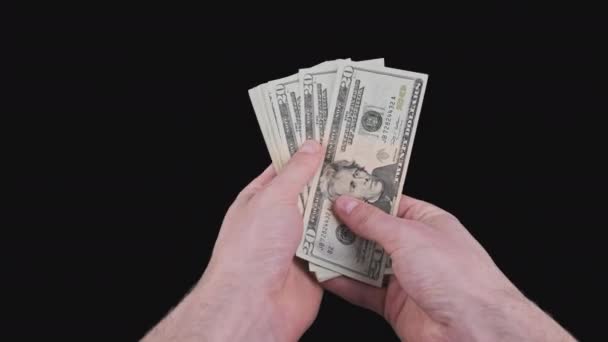 Mãos masculinas segurando um ventilador de um lote de 20 dólares contas com canal alfa — Vídeo de Stock