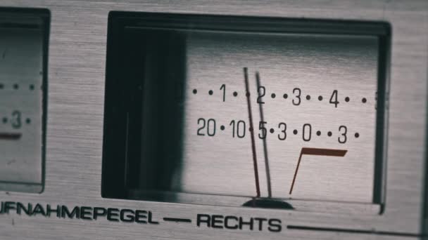 Analoges VU-Meter auf silberfarbenem Stereo-Tonbandgerät, Pfeilanzeige — Stockvideo