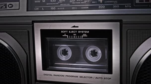 Audiocassette gira en la grabadora de cinta Vintage — Vídeo de stock