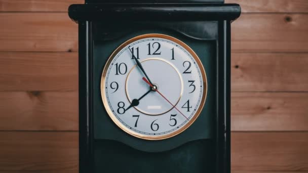 Vintage Arrow Ρολόι Περιστροφή σε 8 PM ή AM, Πλήρης στροφή του χρόνου χέρια, Timelapse — Αρχείο Βίντεο